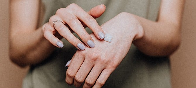 adaptogens in skin care_In-Article Image 01 applying adaptogen lotion